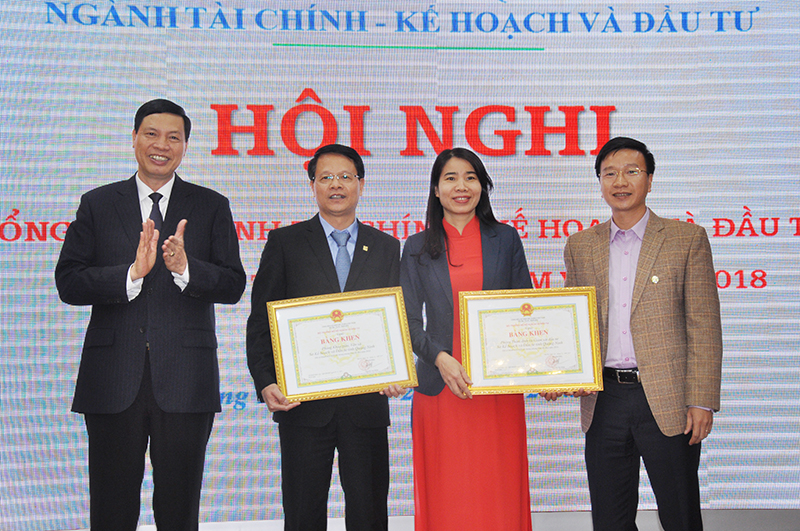 Đồng chí Nguyễn Đức Long, Chủ tịch UBND tỉnh trao tặng bằng khen của Bộ Kế hoạch và Đầu tư cho các tập thể xuất sắc.