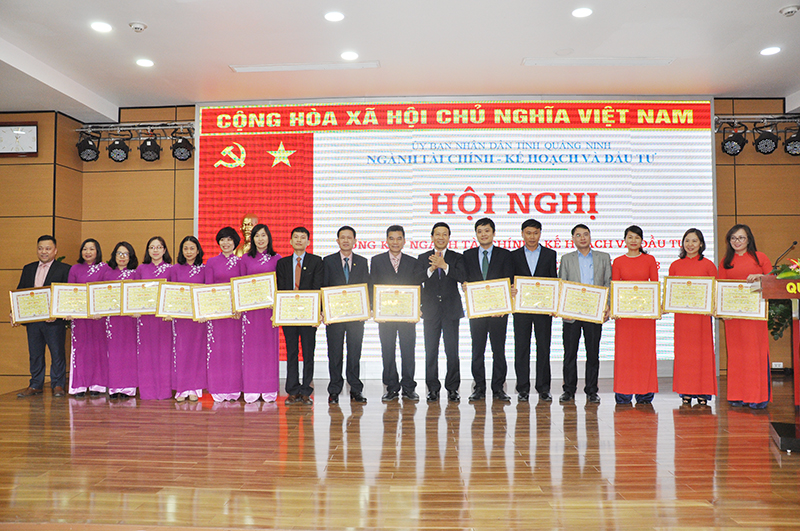 Đồng chí Nguyễn Văn Thành, Phó Chủ tịch UBND tỉnh tặng bằng khen UBND tỉnh cho các tập thể, cá nhân có thành tích xuất sắc trong công tác và phong trào thi đua năm 2017.