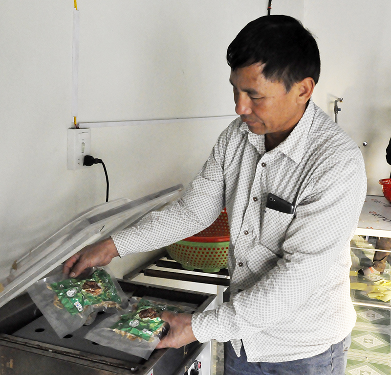 Ông Ty Văn Bích, Giám đốc HTX Dịch vụ nông nghiệp tổng hợp Trường Sơn giới thiệu sản phẩm củ cải ăn liền Đầm Hà