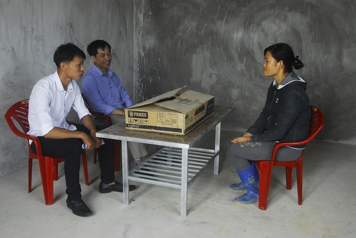 Cán bộ MTTQ huyện Hải Hà đến thăm, tặng quà gia đình chị Lý Thị Thanh, hộ khó khăn nhất bản Tình Á, xã Quảng Đức.