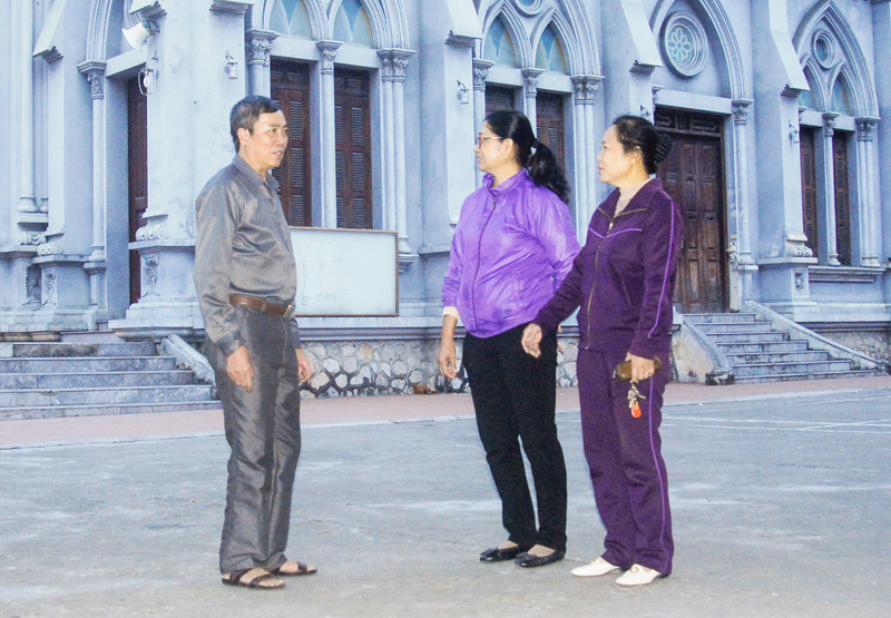 Ông Hoàng Trọng Bá, Phó trưởng Ban Đoàn kết Công giáo TP Cẩm Phả, nắm tình hình giáo dân trên địa bàn phường Cẩm Tây.
