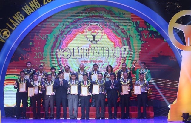 Thứ trưởng Bộ GTVT Nguyễn Ngọc Đông và Phó Chủ tịch Tổng Liên đoàn lao động Việt Nam trao giải thưởng cho các doanh nghiệp đoạt giải.