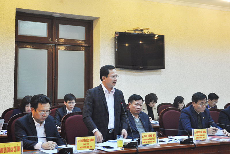Đồng chí Cao Tường Huy, Trưởng Ban Tuyên giáo Tỉnh ủy trình bày Đề án tại Hội nghị.