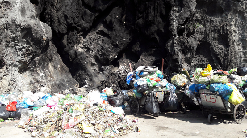 Điểm tập kết rác thải tại chân núi khu vực đường nối giữa Công viên hoa Hạ Long và Bảo tàng tỉnh.