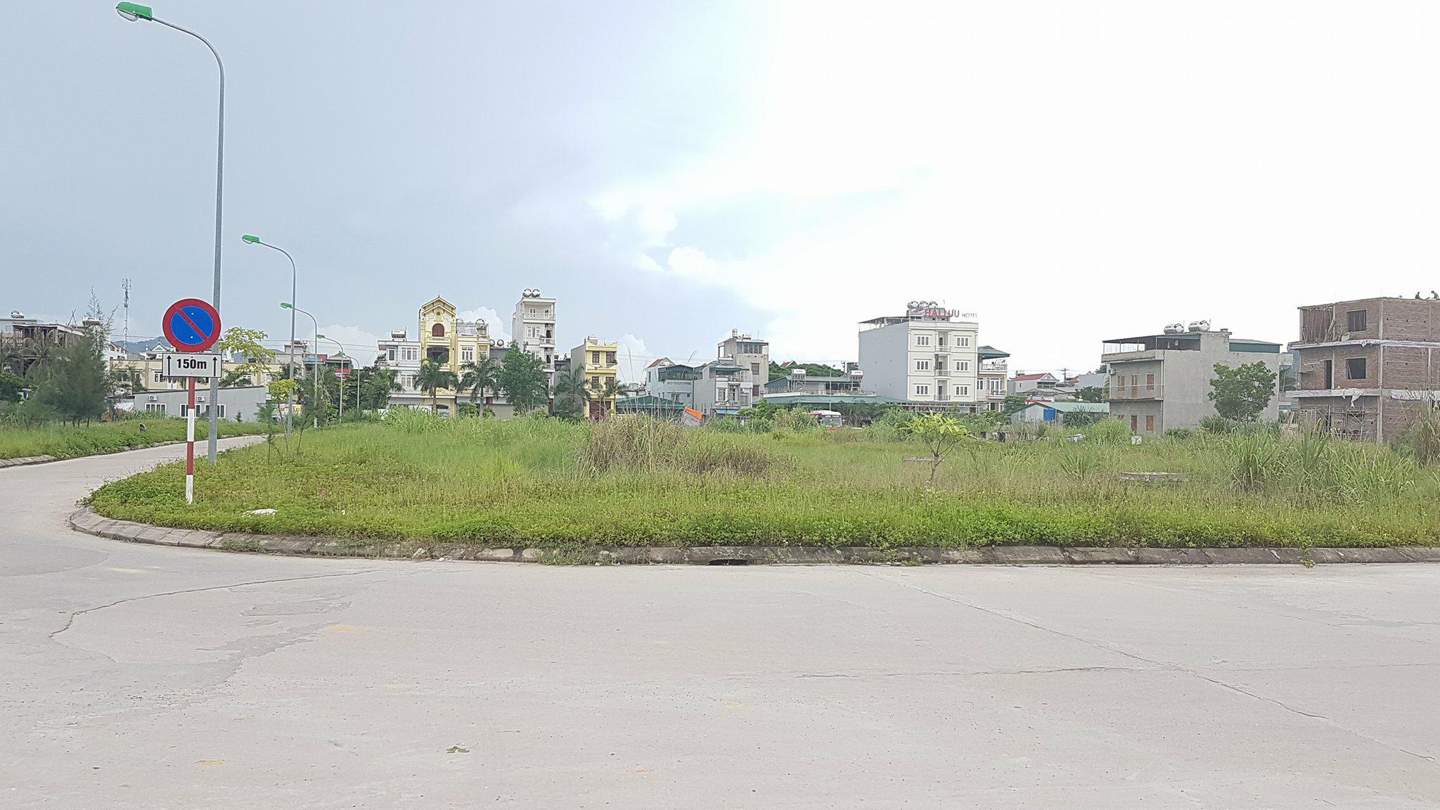 Thị trường bất động sản trên địa bàn huyện Vân Đồn đã có những khởi sắc khiến cho nguồn thu từ thuế đất tăng cao. Trong ảnh: Mặt bằng khu đô thị Cái Rồng.