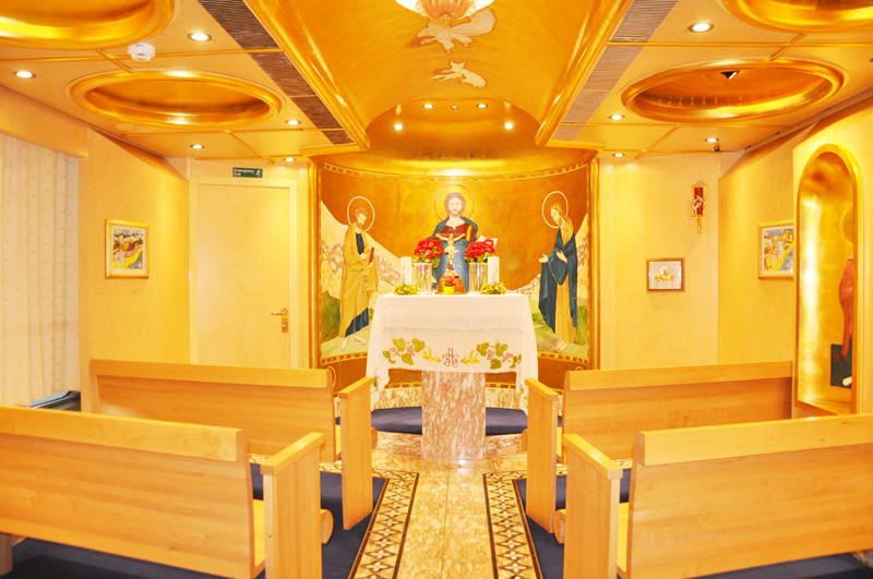 Tàu còn có cả những không gian riêng tư như nhà thờ dành cho những người theo đạo thiên chúa 