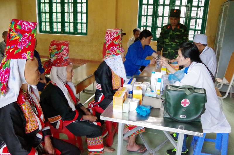 Bệnh viện Quân y 7 tổ chức khám phát thuốc miễn phí cho nhân dân trên địa bàn xã Đồng Văn, huyện 