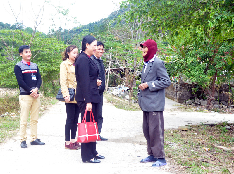 Cán bộ Ban Dân vận Huyện ủy Hoành Bồ gặp gỡ, trao đổi cùng người dân