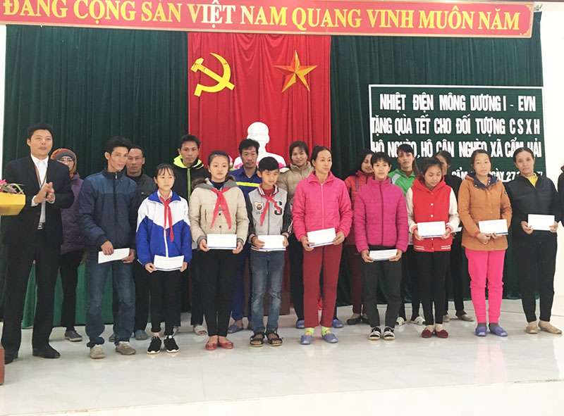  Các đối tượng chính sách phường Cẩm hải được Công ty nhiệt điện Mông Dương tặng quà
