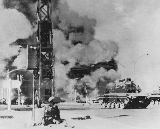 Một căn cứ của Mỹ ngụy ở Sài Gòn bị quân Giải phóng tấn công, đốt cháy. (Ảnh: Tư liệu TTXGP)