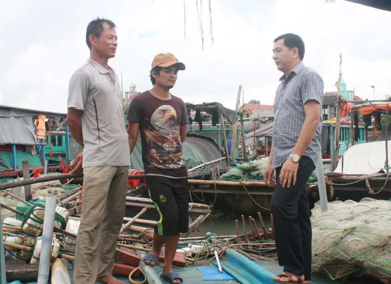 Cán bộ xã Liên Hòa (TX Quảng Yên) tuyên truyền ngư dân không sử dụng các hình thức đánh bắt thủy sản hủy diệt.