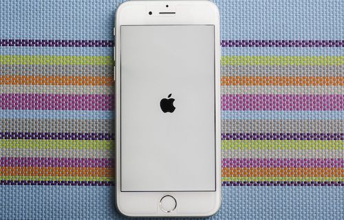 Apple âm thầm giảm hiệu năng một số mẫu iPhone cũ khiến khách hàng không hài lòng.