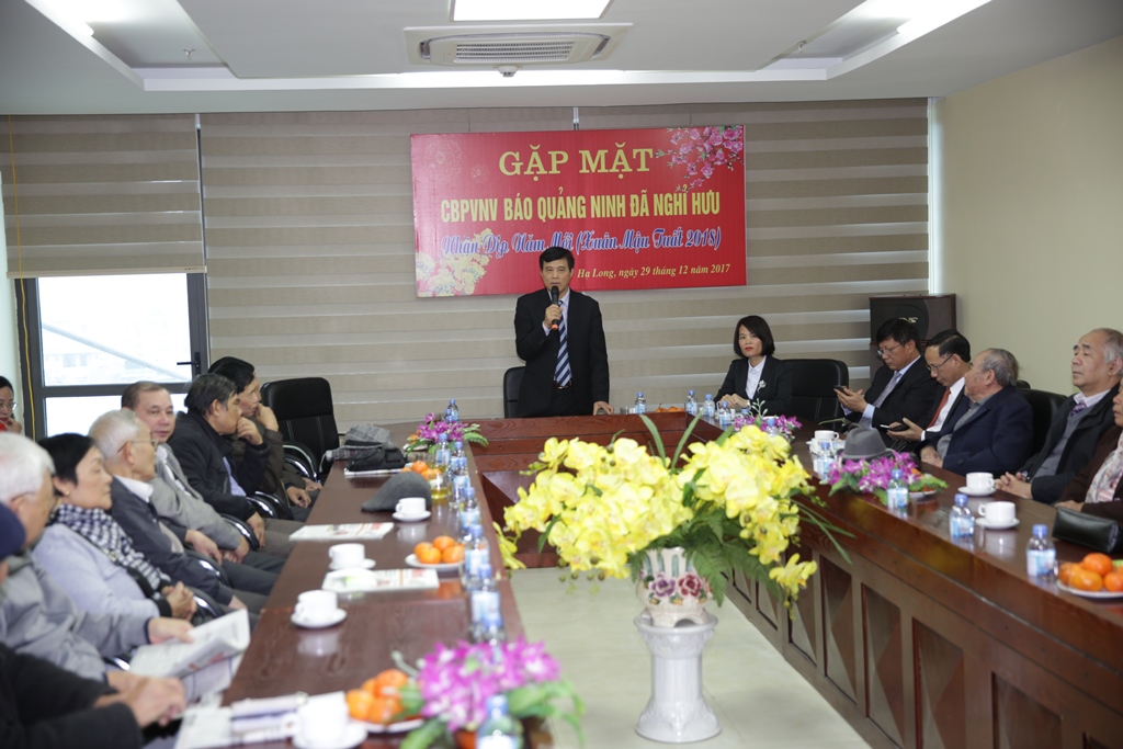 Đồng chí Nguyễn Tiến Mạnh, Bí thư Đảng ủy, Tổng Biên tập  Báo Quảng Ninh phát biểu tại buổi gặp mặt