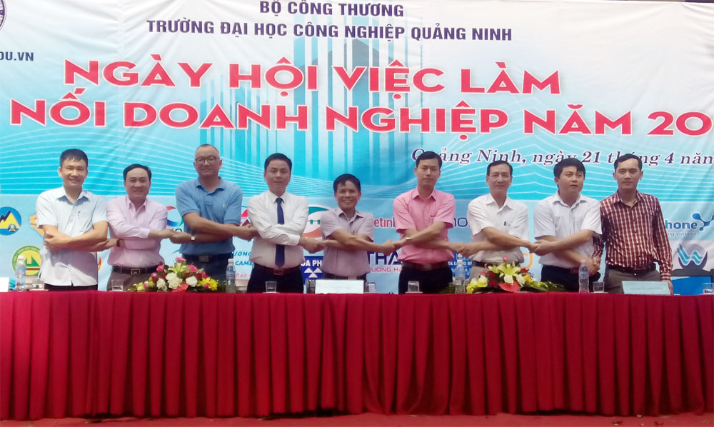 Lãnh đạo Trường Đại học Công nghiệp Quảng Ninh bắt tay hợp tác với các doanh nghiệp trên địa bàn tỉnh nhân Ngày hội việc làm và kết nối doanh nghiệp năm 2017