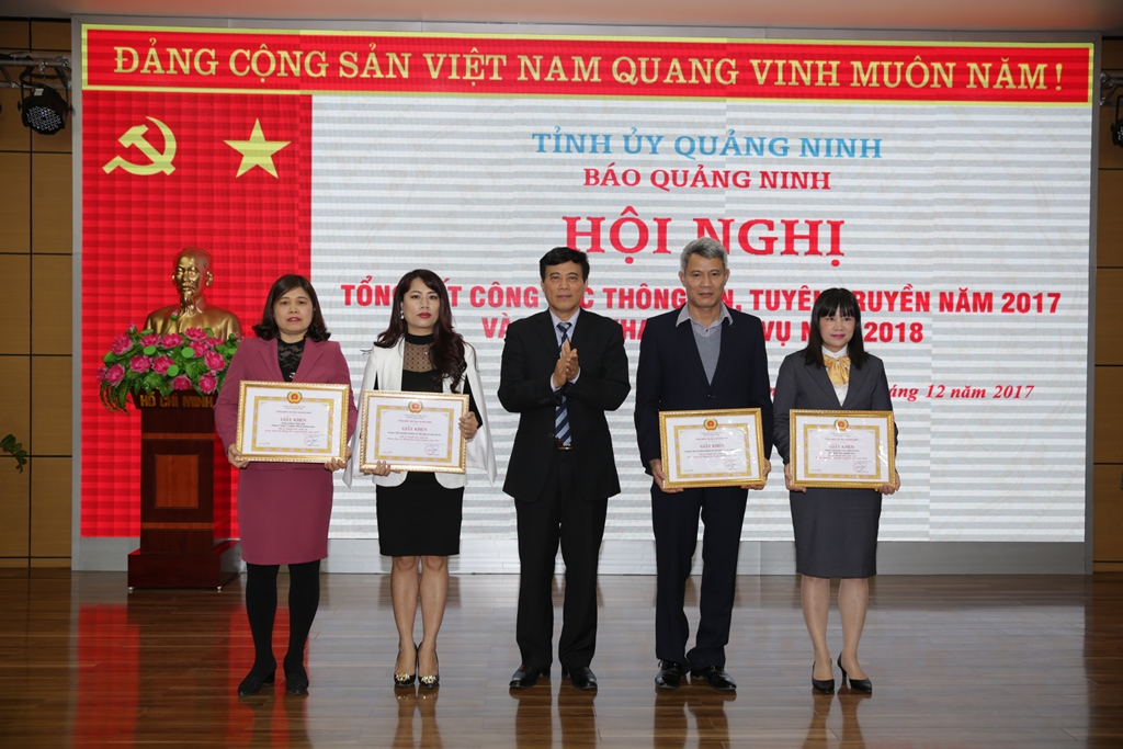 Đồng chỉ Nguyễn Tiến Mạnh, Tổng Biên tập Báo Quảng Ninh trao giấy khen của Báo Quảng Ninh cho các tập thể có thành tích xuất sắc trong công tác thông tin tuyên truyền năm 2017 