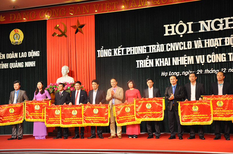 Các đồng chí: Đặng Huy Hậu, Phó Chủ tịch Thường trực UBND tỉnh; Trần Danh Chức, Chủ tịch LĐLĐ tỉnh trao tặng bằng khen của LĐLĐ tỉnh cho các tập thể có thành tích xuất sắc. 