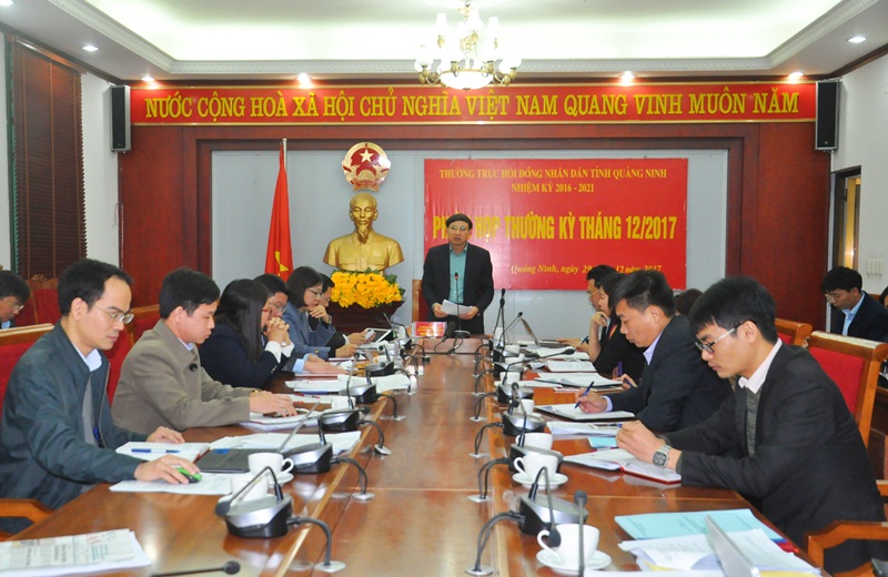 Đồng chí Nguyễn Xuân Ký, Phó Chủ tịch Thường trực HĐND tỉnh phát biểu tại phiên họp.