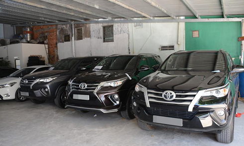 Nhiều người tìm mua Toyota Fortuner dịp cuối năm dù giá bán khá cao so với chính hãng.