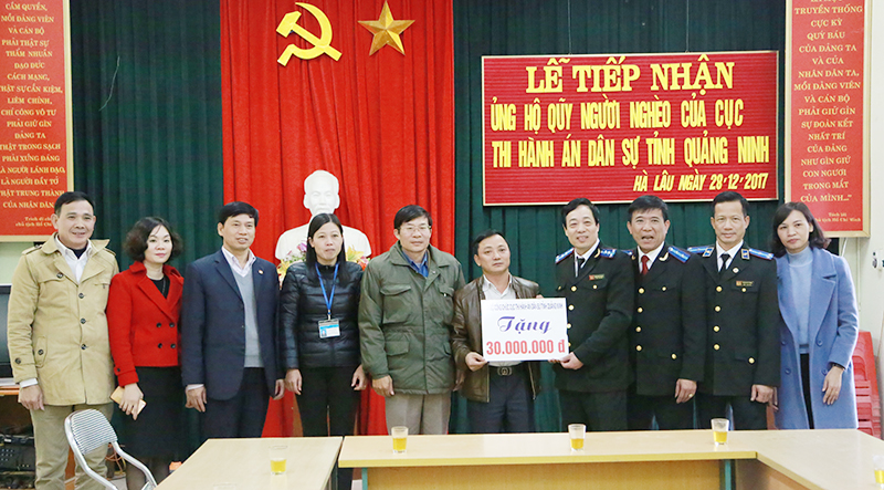 Cục thi hành án dân sự tỉnh trao tặng 30 triệu đồng cho xã Hà Lâu, huyện Tiên Yên