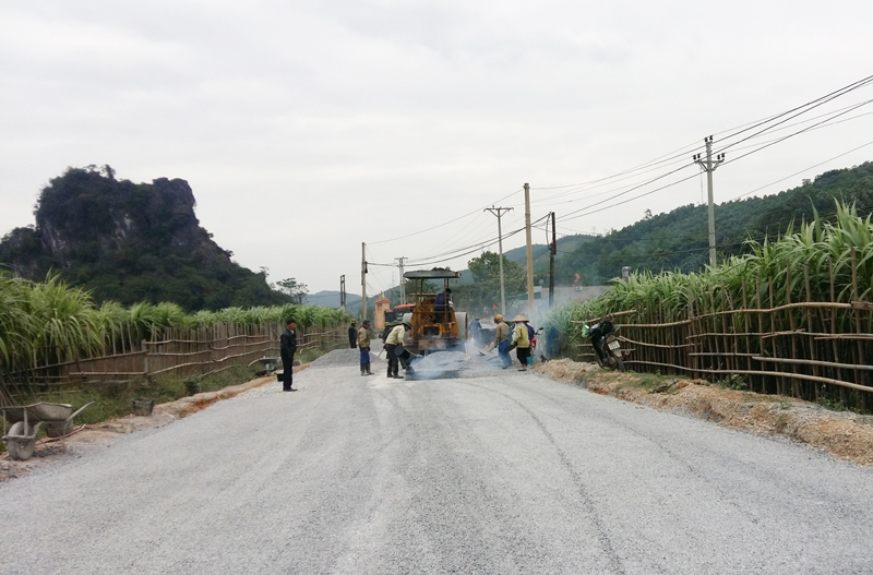 Thi công tuyến đường Cầu Cháy - Đồng Đặng, xã Sơn Dương, huyện Hoành Bồ