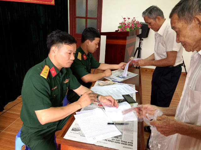 Ban Chỉ huy Quân sự huyện Hoành Bồ chi trả chế độ cho người có công với cách mạng theo Quyết định 62 của Thủ tướng Chính phủ 