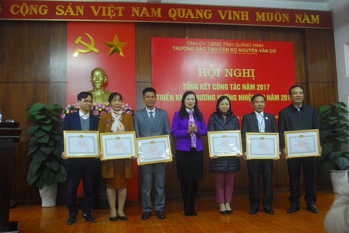 Đảng ủy, Ban giám hiệu trường ĐTCB Nguyễn Văn Cừ biểu dương, khen thưởng các cá nhân, tập thể có thành tích xuất sắc trong phong trào thi đua năm 2017.