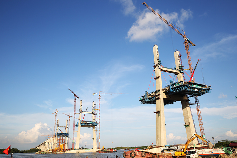 Cao tốc Hạ Long - Vân Đồn (trong ảnh Cầu Bạch Đằng) dự kiến đưa vào hoạt động trong năm 2018 sẽ góp phần thúc đẩy phát triển kinh tế-xã hội của tỉnh.
