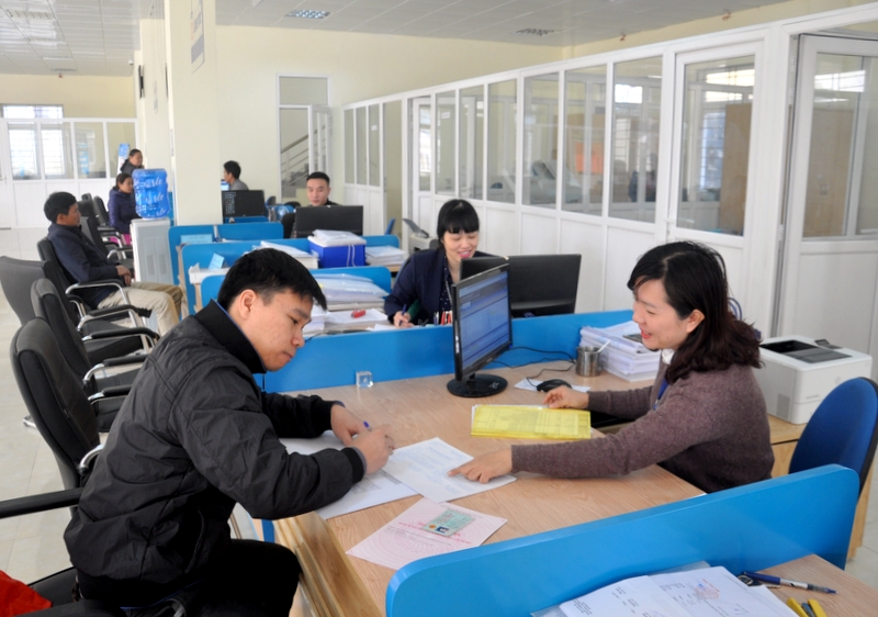 Cán bộ TTHCC huyện Hoành Bồ tận tình, chu đáo hướng dẫn người dân đến giải quyết TTHC tại Trung tâm.