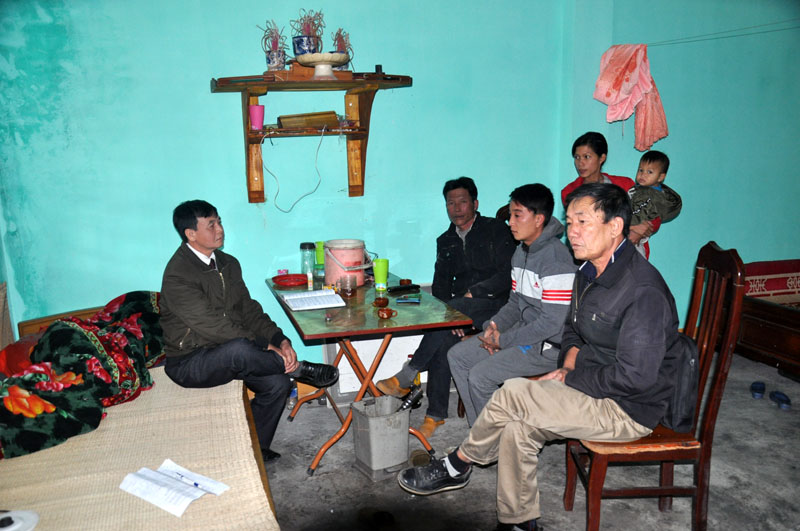 Cán bộ khu 8, phường Hà Phong nắm bắt tâm tư, tình cảm của gia đình anh Vũ Văn Sơn