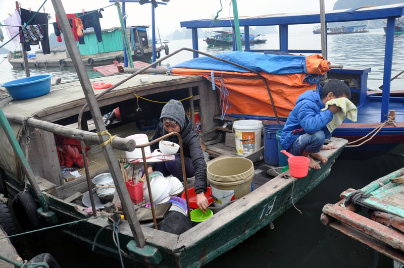 Vợ chồng anh Phạm Văn Nhặt cùng 2 đứa  con nhỏ ngày ngày phải ngủ trong chiếc thuyền nan bé tẹo đầy hiểm nguy những đêm biển động