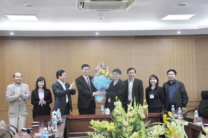 Chủ tịch UBND tỉnh thăm, động viên cán bộ, nhân viên Cục thuế Quảng Ninh ngày cuối năm.