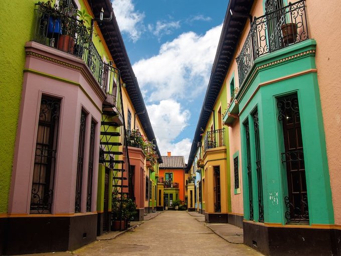 Colombia  Colombia đang dần trở thành trung tâm du lịch ở Nam Mỹ. Các thành phố được xây dựng với lối kiến trúc ấn tượng và những bức tranh tường rực rỡ đại diện cho nền văn hoá nghệ thuật địa phương. Ẩm thực ở đây cũng đa dạng vô cùng. Các công ty du lịch đều cho rằng nơi đây đang ngày một tiềm năng, nhất là khi hàng loạt khách sạn ở nhiều mức giá cùng xuất hiện.