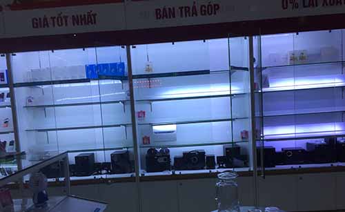 Toàn bộ điện thoại đắt tiền trong cửa hàng của anh Hùng đã bị đánh cắp. Ảnh: Lam Sơn.