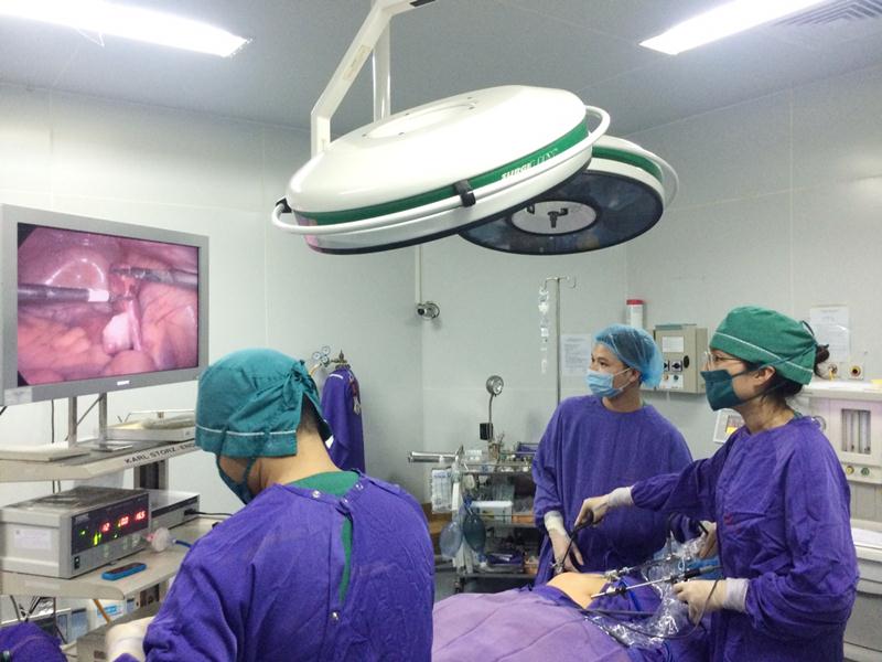 Bác sỹ Cao Thị Quỳnh Anh, khoa Phụ sản thực hiện phẫu thuật nội soi điều trị chửa ngoài tử cung