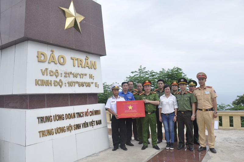 Công an tỉnh, thăm tặng quà, động viên lực lượng chức năng giữ gìn an ninh đảo Trần (huyện Cô Tô).