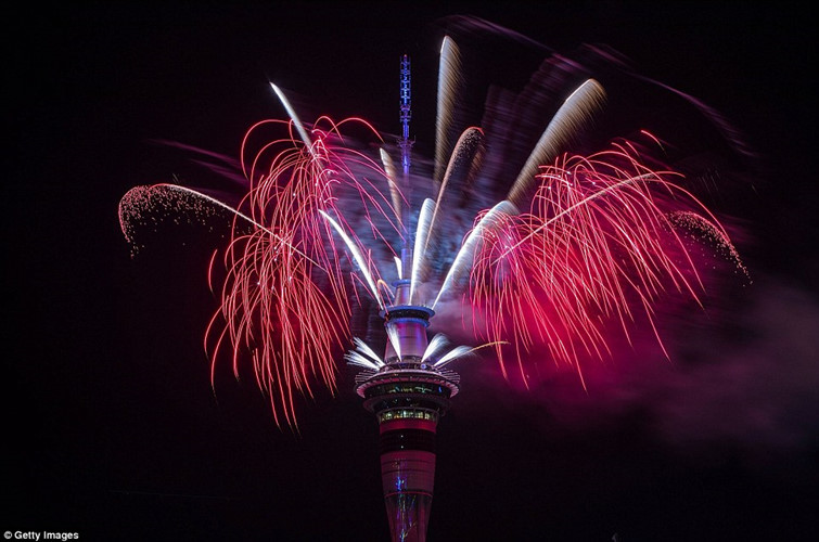  Tháp Sky ở thành phố Auckland, New Zealand, trong đêm Giao thừa. Ảnh: Getty Images. 
