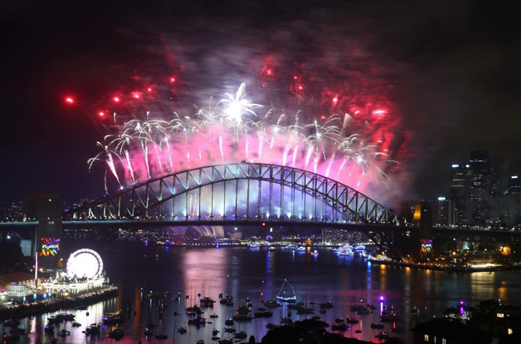  Chính quyền Sydney ước tính hàng triệu người đã đổ về khu vực cầu cảng để đón xem màn pháo hoa nghệ thuật đặc sắc thường niên trong đêm giao thừa. Ảnh: The Sun. 