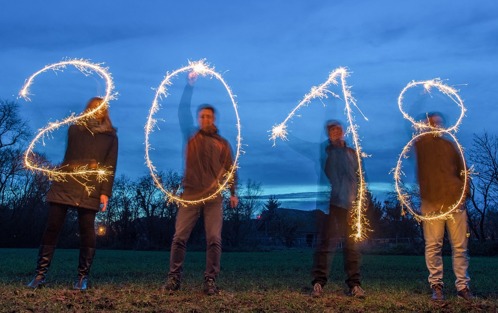 Người dân tại miền đông nước Đức dùng pháo sáng để vẽ số 2018. (Ảnh: Sky News)