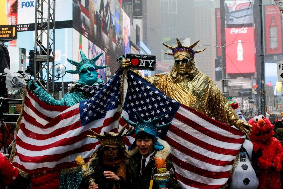 Người dân hóa trang thành tượng Nữ thần Tự do tại Quảng trường Thời đại, New York, Mỹ. (Ảnh: Reuters)