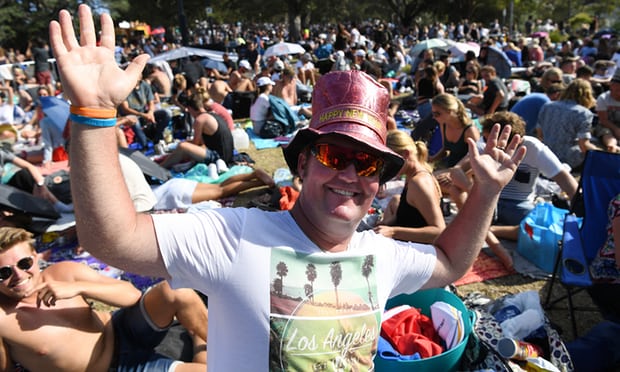 Một khán giả đội chiếc mũ 2018 khi chờ xem màn bắn pháo hoa thường niên tại cầu cảng Sydney, Australia. (Ảnh: Ảnh: AAP)