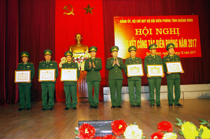 Lãnh đạo BĐBP tỉnh khen thưởng cho những tập thể, cá nhân có thành tích xuất sắc trong công tác quân chính năm 2017. 