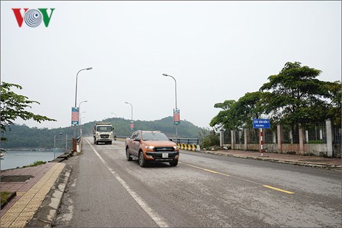 Cầu Vân Đồn 1,2,3 hoàn thành năm 2006 đã xóa thế cô lập của đảo lớn Cái Bầu, Vân Đồn