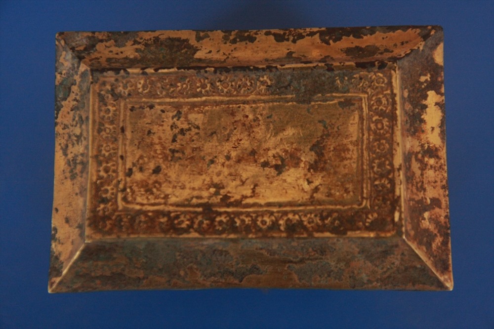Hộp đựng xá lị này có kích thước dài 8cm, rộng 5cm và cao 5,5cm, nặng 200g. Hộp đựng xá lị có hình chữ nhật với 2 phần là thân hộp và nắp hộp. Niên đại của hiện vật này khoảng thời kỳ Bắc thuộc, thế kỷ VII - VIII (nhà Đường). ảnh:Doanh Nhân