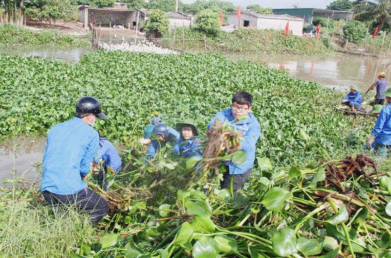 ĐVTN TX Đông Triều tham gia làm sạch sông Láng Cà. Ảnh: Bá Trinh  (Tỉnh Đoàn)