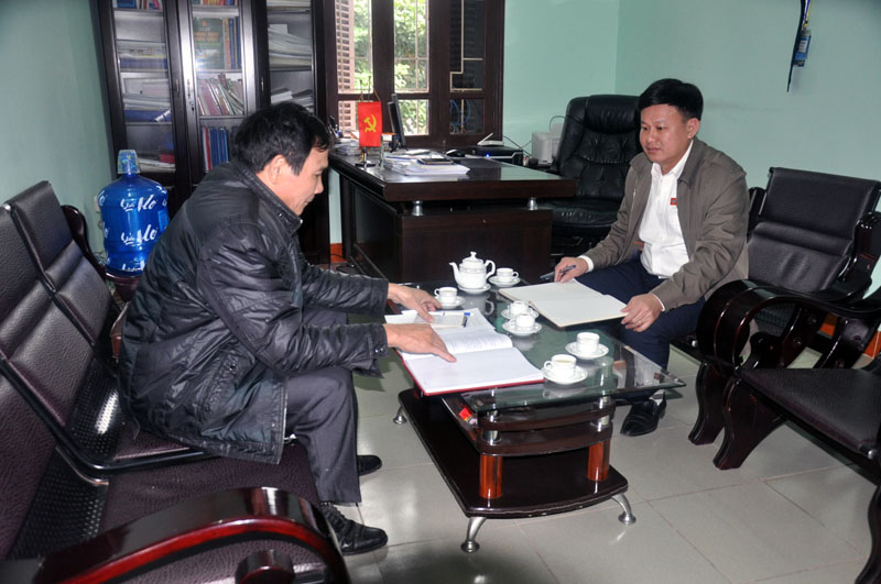 Lãnh đạo Tòa án Nhân dân huyện Tiên Yên trao đổi tình hình xét xử với đội ngũ Hội thẩm Nhân dân. Ảnh: Quang Minh