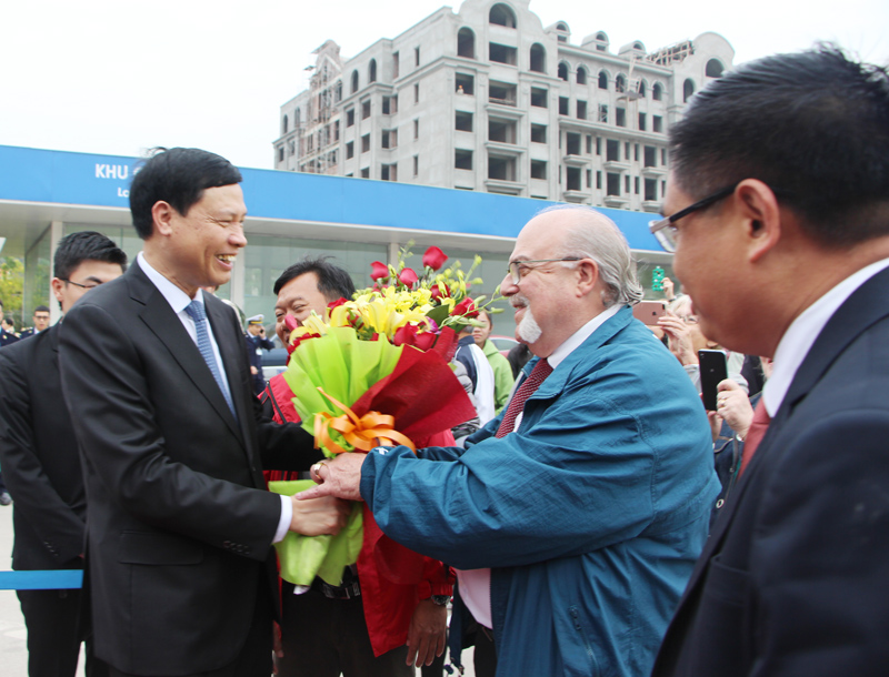 Đồng chí Nguyễn Đức Long, Chủ tịch UBND tỉnh tặng hoa cho đoàn khách Mỹ 