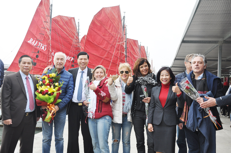 Đồng chí Nguyễn Đức Long, Chủ tịch UBND chụp ảnh lưu niệm với du khách