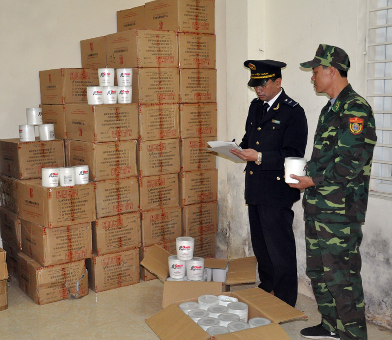 Đội Kiểm soát Liên hợp số 1 (Đội Kiểm soát Hải quan số 1, Cục Hải quan tỉnh và Phòng Tham mưu, BĐBP Quảng Ninh) bắt giữ vận chuyển thuê 700 hộp mỹ phẩm kem ủ tóc hiệu Oasis, loại 1 lít/hộp do Trung Quốc sản xuất 