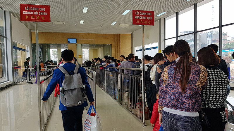 Khách du lịch Trung Quốc chờ làm thủ tục nhập cảnh qua cửa khẩu Quốc tế Móng Cái ngày 1/1/2018.