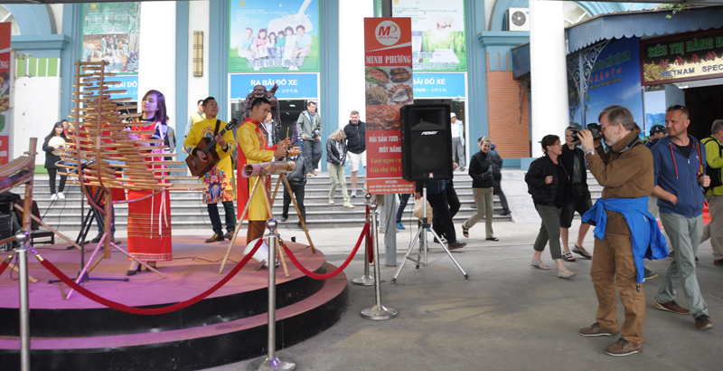 Cảng tàu khách quốc tế Tuần Châu tổ chức biểu diễn nhạc cụ truyền thống dân tộc tại Cảng tàu